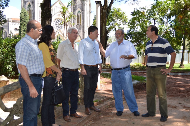 Vereadores visitam obras de reforma da Praça Rubião Jr